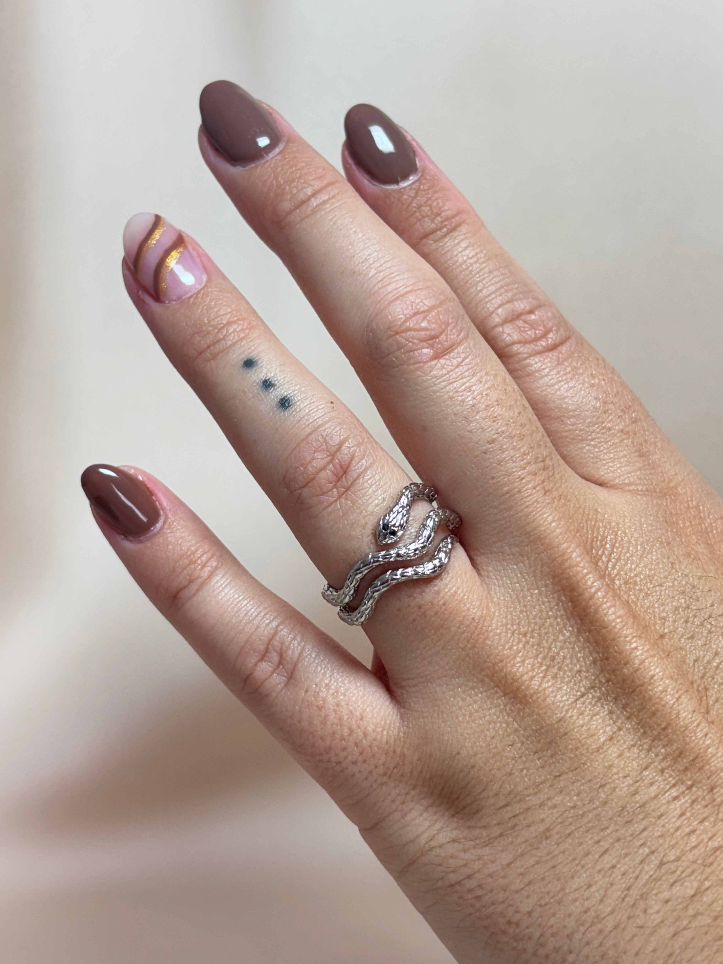 El Anillo Serpiente de SAVAIA está elaborado en plata de ley 925. Su diseño en forma de serpiente simboliza poder, transformación y elegancia . Una joya moderna y versátil que añade un toque audaz y cómodo a cualquier look. ✨