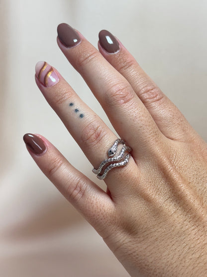 El Anillo Serpiente de SAVAIA está elaborado en plata de ley 925. Su diseño en forma de serpiente simboliza poder, transformación y elegancia . Una joya moderna y versátil que añade un toque audaz y cómodo a cualquier look. ✨