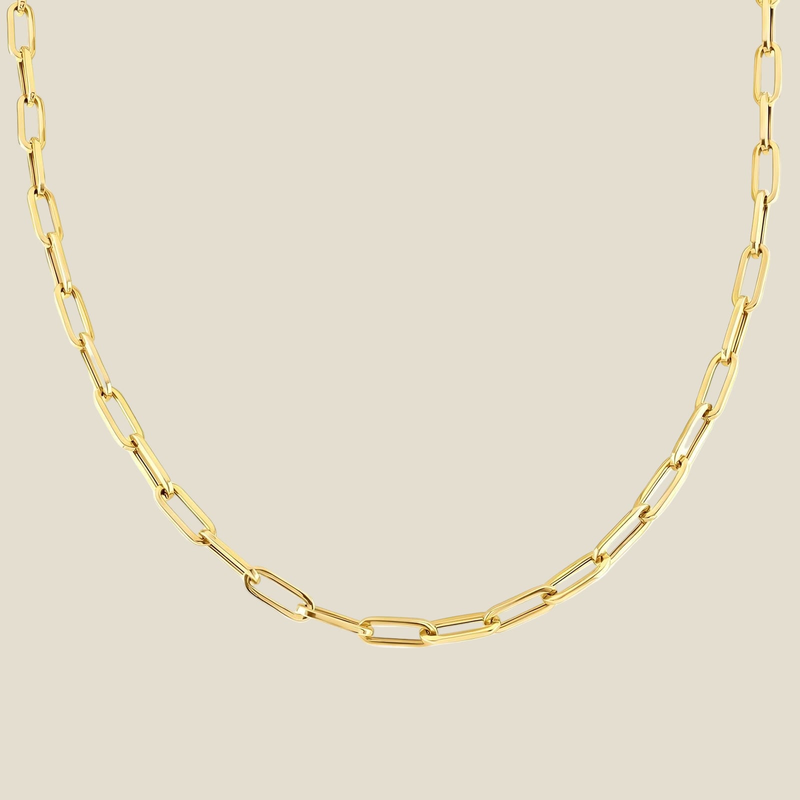 Cadena dorada moderna y ligera, ideal para elevar cualquier look. Eslabones alargados y acabado brillante: un básico que nunca falla. 