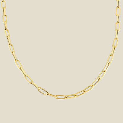 Cadena dorada moderna y ligera, ideal para elevar cualquier look. Eslabones alargados y acabado brillante: un básico que nunca falla. 