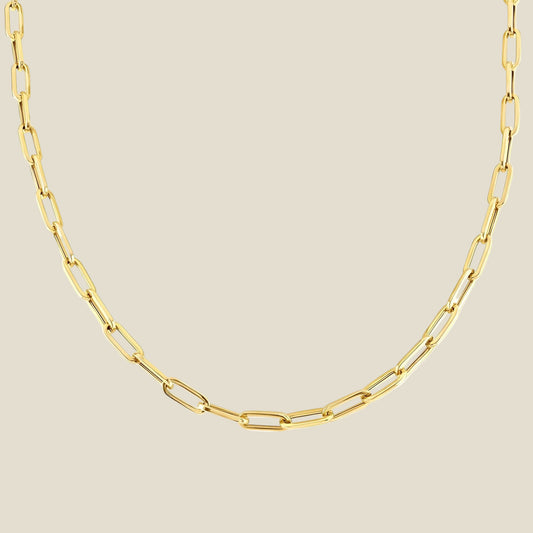 Cadena dorada moderna y ligera, ideal para elevar cualquier look. Eslabones alargados y acabado brillante: un básico que nunca falla. 