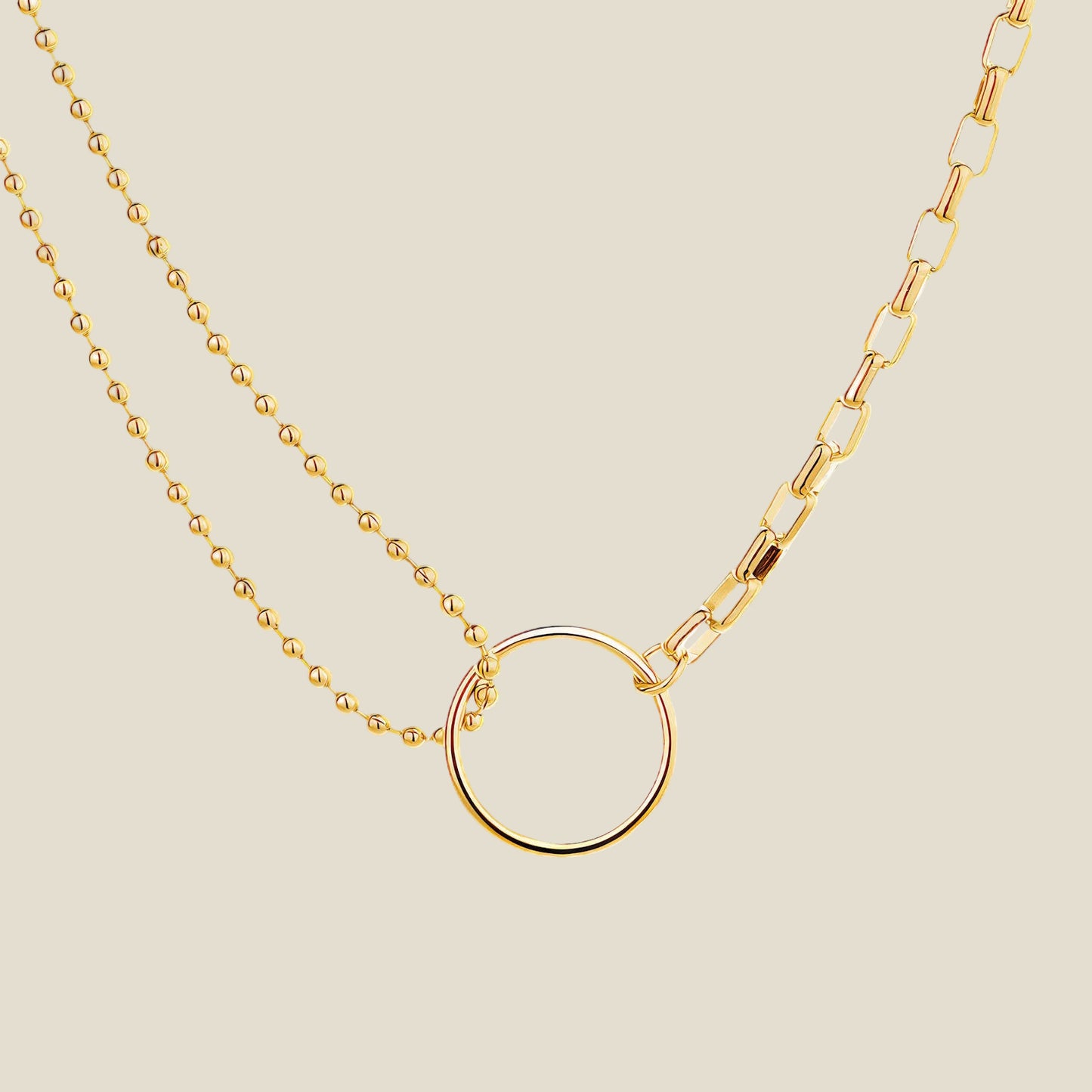 Collar doble dorado con aro central. Dos cadenas que se complementan para un look moderno, elegante y perfecto para el día a día. 
