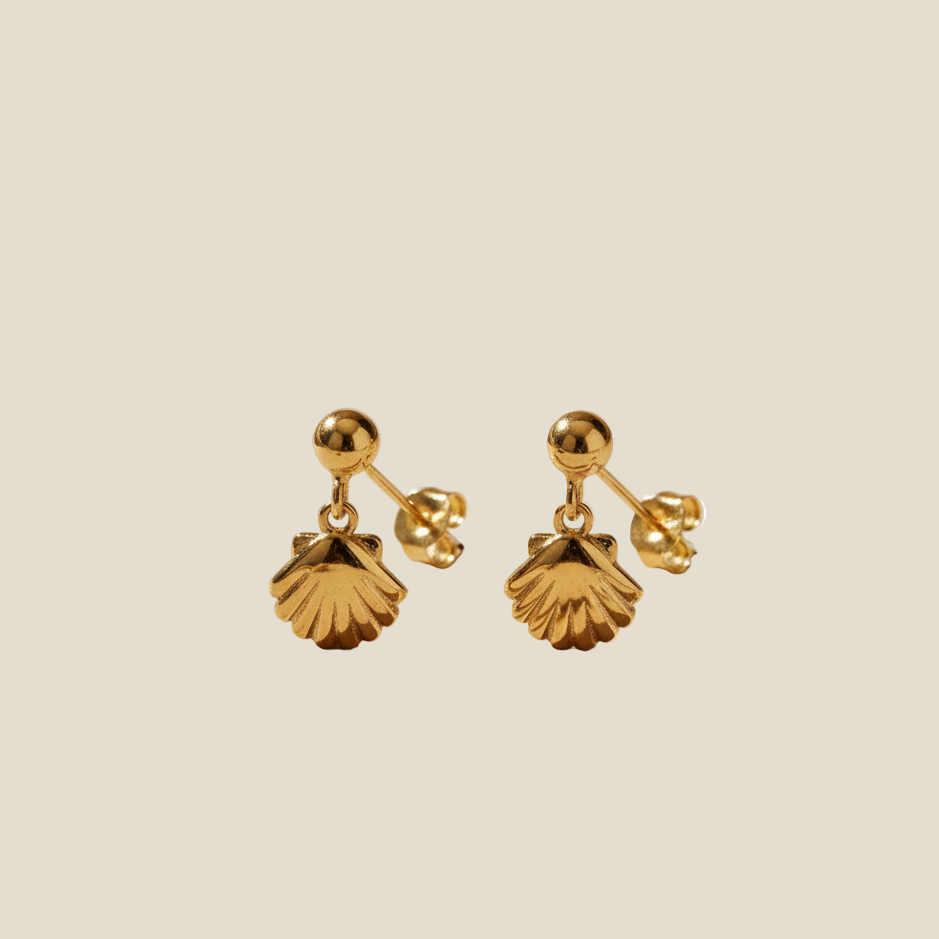 Los Pendientes Mar de SAVAIA están elaborados en plata de ley 925 bañada en oro 18k. Su diseño inspirado en el mar evoca elegancia, libertad y armonía natural. Un accesorio versátil que aporta un toque cálido y luminoso a cualquier look. 🌊✨