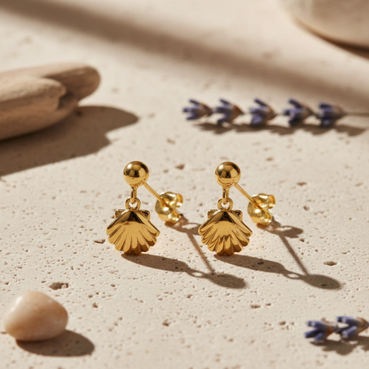 Los Pendientes Mar de SAVAIA están elaborados en plata de ley 925 bañada en oro 18k. Su diseño inspirado en el mar evoca elegancia, libertad y armonía natural. Un accesorio versátil que aporta un toque cálido y luminoso a cualquier look. 🌊✨
