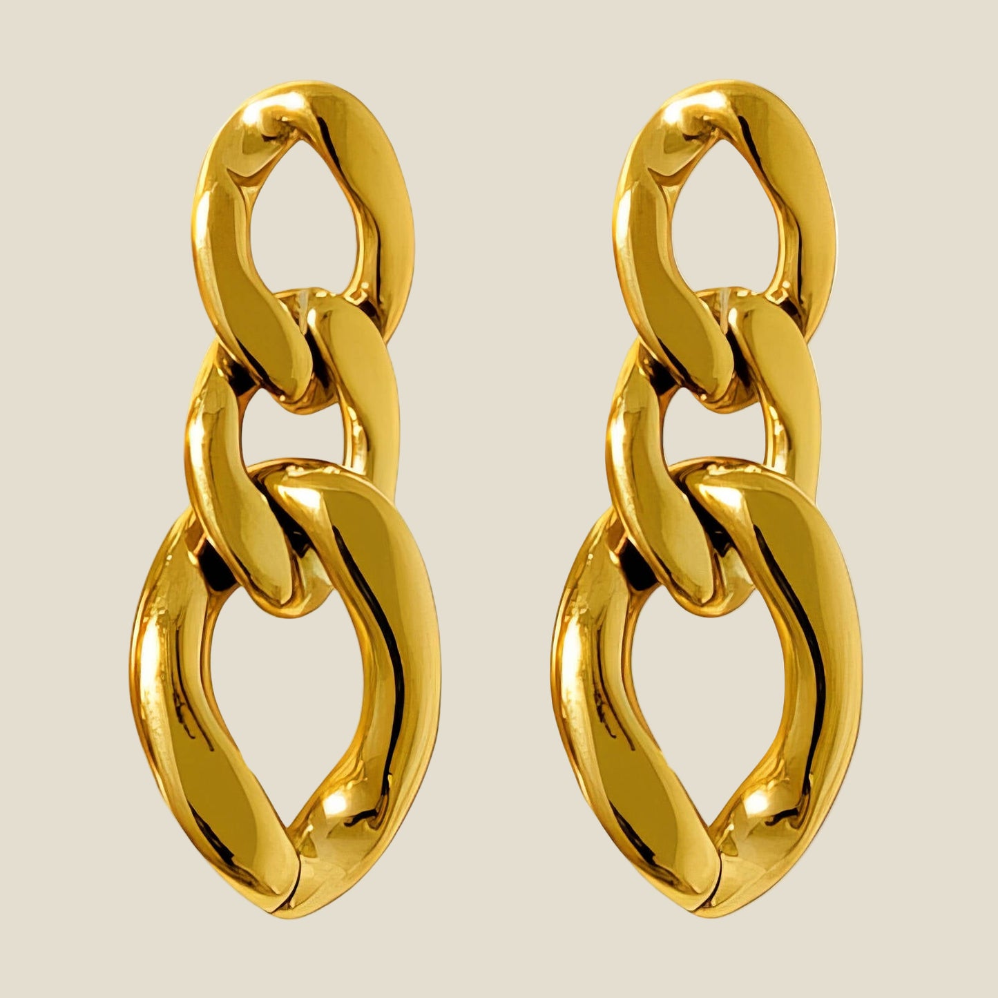 Los pendientes Cadena Triple combinan tres eslabones pulidos. Perfectos para elevar un look básico o acompañarte en una noche especial. 