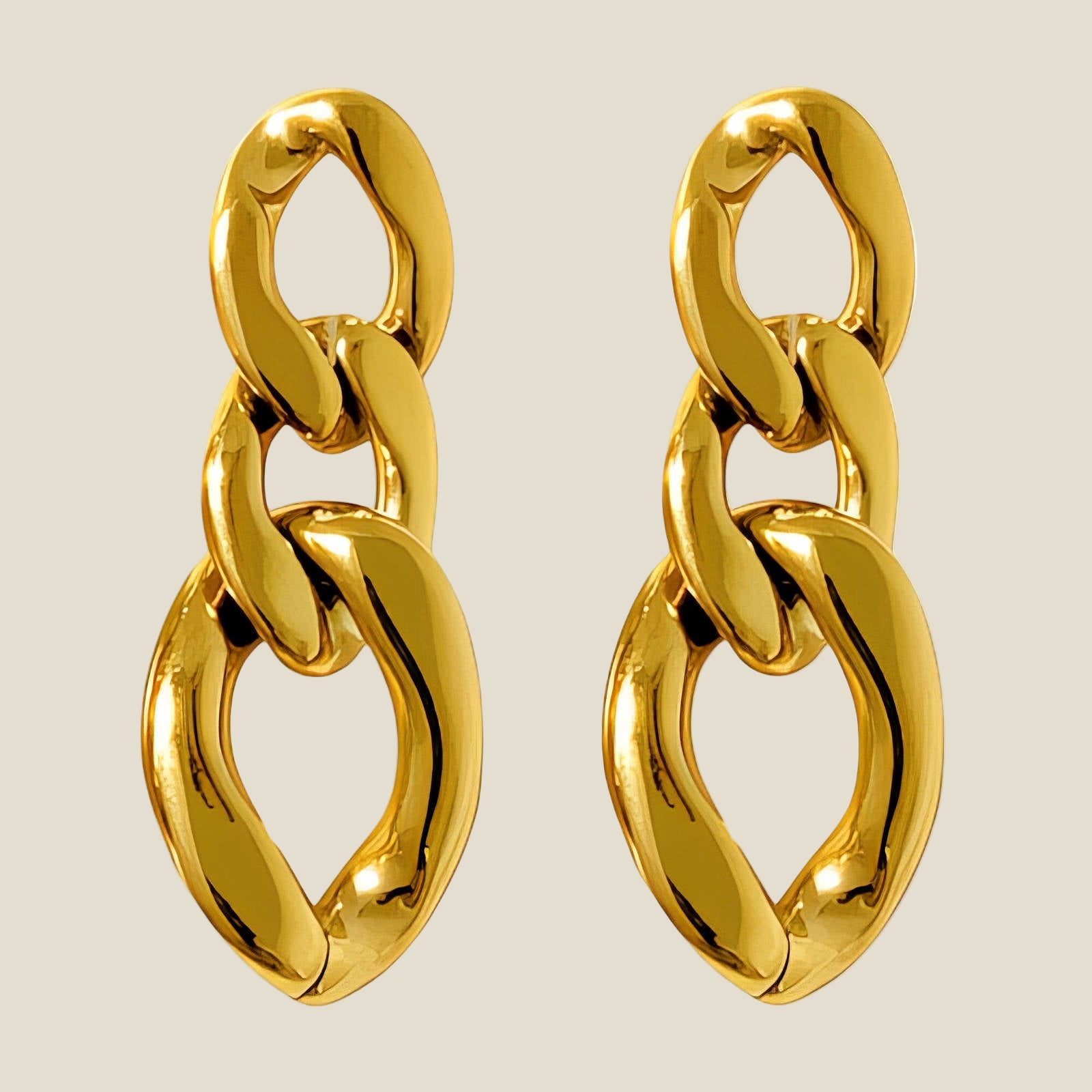 Los pendientes Cadena Triple combinan tres eslabones pulidos. Perfectos para elevar un look básico o acompañarte en una noche especial. 