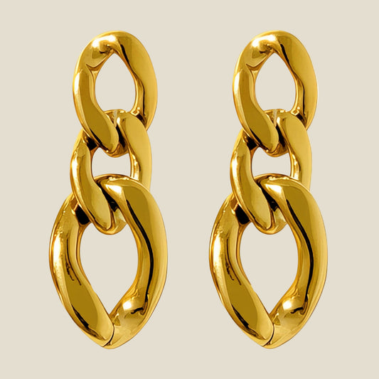 Los pendientes Cadena Triple combinan tres eslabones pulidos. Perfectos para elevar un look básico o acompañarte en una noche especial. 