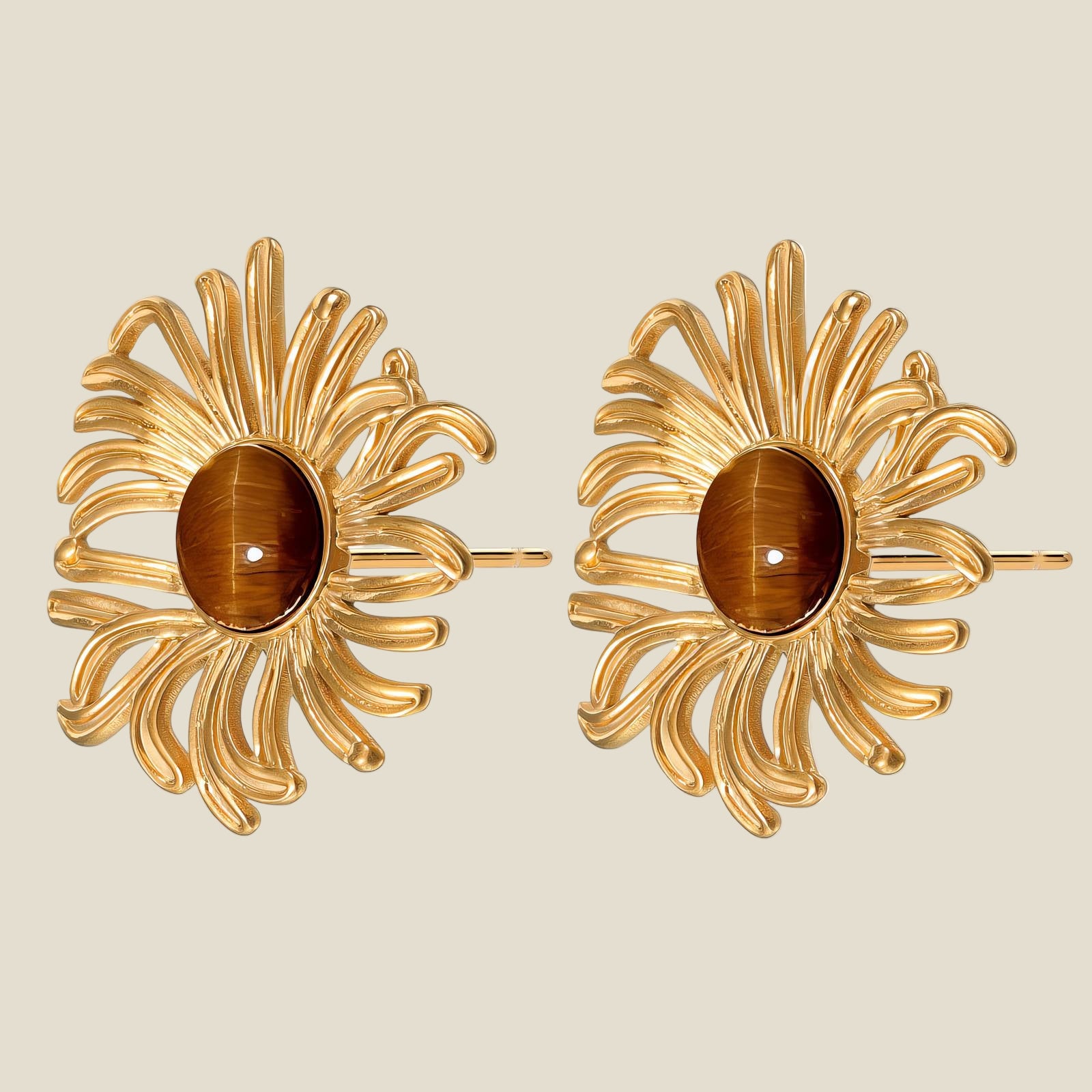 Los Pendientes Ámbar tienen una silueta floral bañada en oro de 18kt que envuelve una piedra central color miel. 