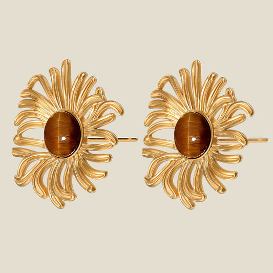 Los Pendientes Ámbar tienen una silueta floral bañada en oro de 18kt que envuelve una piedra central color miel. 