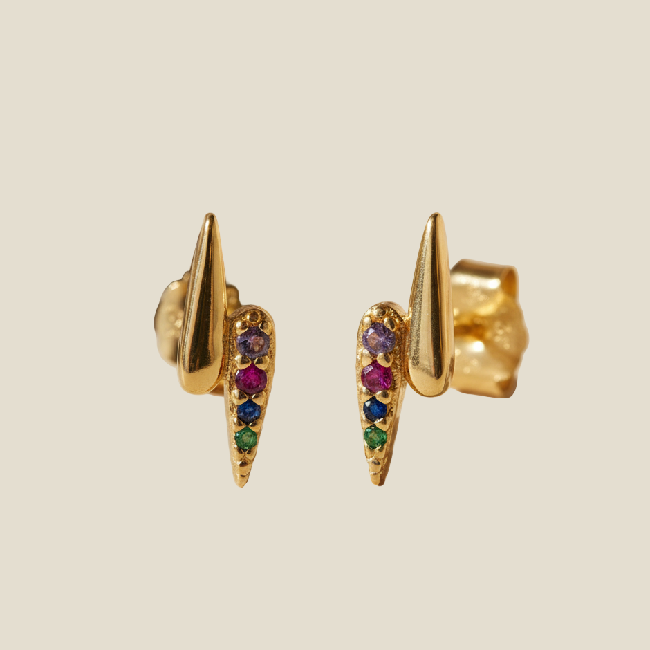 Pendientes de rayo de plata de ley bañados en oro 18k, pequeños, discretos pero con un brillo enorme