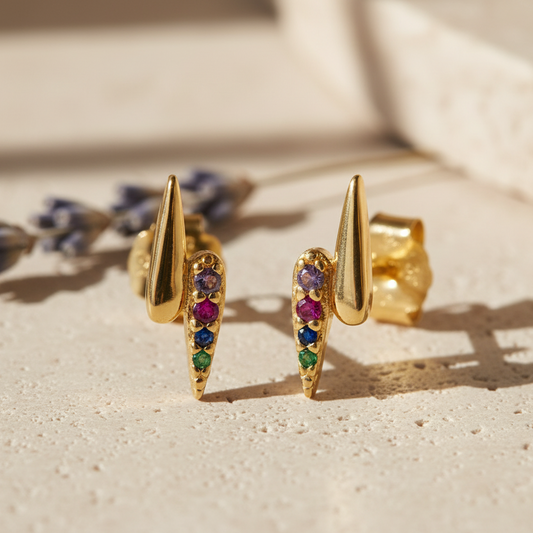 Pendientes de rayo de plata de ley bañados en oro 18k, pequeños, discretos pero con un brillo enorme